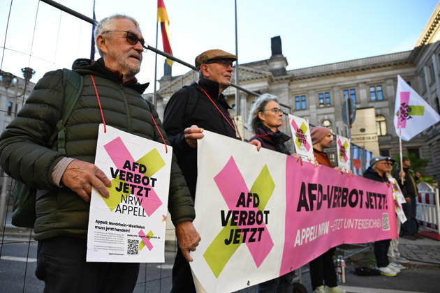 Rally calling for an AfD ban in Berlin BERLIN, GERMANY - OCTOBER 16: People take part in a rally near the Bundesrat calling for proceedings to ban the far-right Alternative for Germany (AfD) party and urge North Rhine-Westphalia Minister-President Hendrik Wüst to support their demand, as he is set to be elected President of the Bundesrat that day, in Berlin, Germany, on 16 October 2026. The rally is organized by the alliance NRW Appeal: AfD Ban Now, which reportedly collected more than 120,000 signatures in support of an AfD ban in North Rhine-Westphalia and is urging the Bundesrat to initiate proceedings before the Federal Constitutional Court to ban the party. Volodymyr Sindieiev Anadolu Berlin Germany. Editorial use only. Please get  Copyright: x2026xAnadoluxVolodymyrxSindieievx