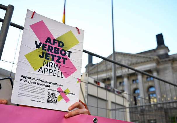 News Bilder des Tages Rally calling for an AfD ban in Berlin BERLIN, GERMANY - OCTOBER 16: People take part in a rally near the Bundesrat calling for proceedings to ban the far-right Alternative for Germany (AfD) party and urge North Rhine-Westphalia Minister-President Hendrik Wüst to support their demand, as he is set to be elected President of the Bundesrat that day, in Berlin, Germany, on 16 October 2026. The rally is organized by the alliance NRW Appeal: AfD Ban Now, which reportedly collected more than 120,000 signatures in support of an AfD ban in North Rhine-Westphalia and is urging the Bundesrat to initiate proceedings before the Federal Constitutional Court to ban the party. Volodymyr Sindieiev Anadolu Berlin Germany. Editorial use only. Please get  Copyright: x2026xAnadoluxVolodymyrxSindieievx