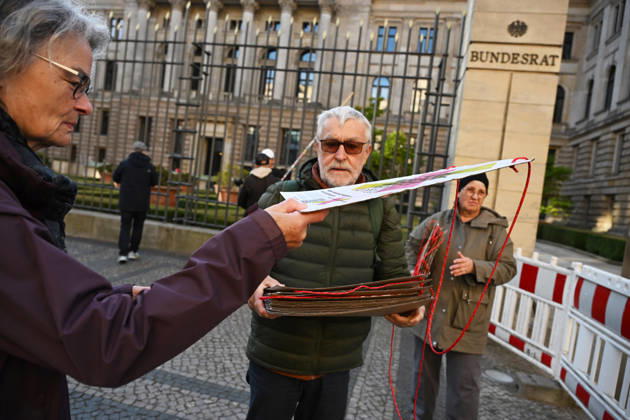 Rally calling for an AfD ban in Berlin BERLIN, GERMANY - OCTOBER 16: People take part in a rally near the Bundesrat calling for proceedings to ban the far-right Alternative for Germany (AfD) party and urge North Rhine-Westphalia Minister-President Hendrik Wüst to support their demand, as he is set to be elected President of the Bundesrat that day, in Berlin, Germany, on 16 October 2026. The rally is organized by the alliance NRW Appeal: AfD Ban Now, which reportedly collected more than 120,000 signatures in support of an AfD ban in North Rhine-Westphalia and is urging the Bundesrat to initiate proceedings before the Federal Constitutional Court to ban the party. Volodymyr Sindieiev Anadolu Berlin Germany. Editorial use only. Please get  Copyright: x2026xAnadoluxVolodymyrxSindieievx
