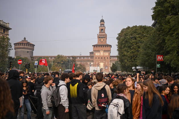 Nationwide school strike in Milan MILAN, ITALY - OCTOBER 16: Students take part in a demonstration during a nationwide school strike in Milan, Italy, on October 16, 2026. Protesters oppose the government s education policies and measures they consider discriminatory towards students of foreign origin, also highlighting demands for higher wages and an end to precarious employment in schools. Piero Cruciatti Anadolu Milan Italy. Editorial use only. Please get in touch for any other usage.  Copyright: x2026xAnadoluxPieroxCruciattix
