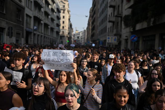 Nationwide school strike in Milan MILAN, ITALY - OCTOBER 16: Students hold placards during a nationwide school strike in Milan, Italy, on October 16, 2026. Protesters oppose the government s education policies and measures they consider discriminatory towards students of foreign origin, also highlighting demands for higher wages and an end to precarious employment in schools. Piero Cruciatti Anadolu Milan Italy. Editorial use only. Please get in touch for any other usage.  Copyright: x2026xAnadoluxPieroxCruciattix