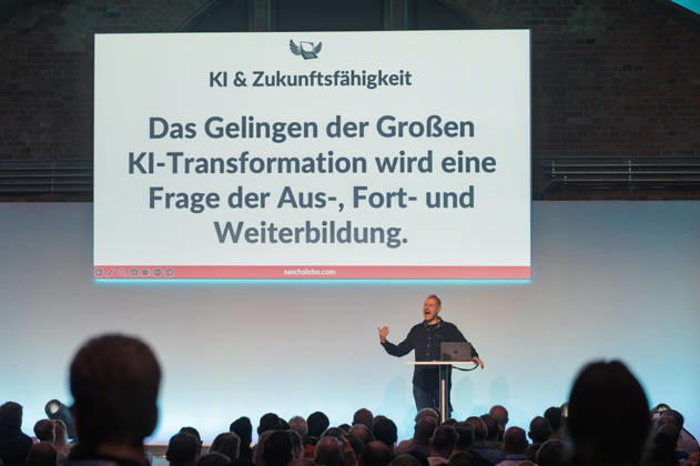 Berlin, 16.10.2026: Auf der NeulandPro Connect 2026 spricht der Publizist und Digital-Vordenker Sascha Lobo vor der Folie KI & Zukunftsfähigkeit: Das Gelingen der Großen KI-Transformation wird eine Frage der Aus-, Fort- und Weiterbildung. Die zweitägige KI-Konferenz NeulandPro Connect 2026 findet am 16. und 17. Oktober im Westhafen Event & Convention Center (WECC) in Moabit statt, einem historischen Speichergebäude am Berliner Westhafen. Veranstalter ist NeulandPro, eine Bildungs- und Medienmarke rund um Künstliche Intelligenz. Mit Vorträgen, Workshops und Hackathons richtet sich die Konferenz vor allem an kleine und mittelständische Unternehmen, Gründer und Führungskräfte, die KI praktisch einsetzen wollen; erwartet werden bis