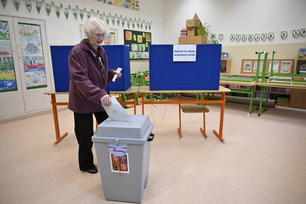A voter cast her vote in the second round of the Senate elections in Zlin, Zlin Region, Czech republic on October 16, 2026. (CTKxPhoto DaliborxGluck) CTKPhotoP2026101605059  CTKPhotoP2026101605059