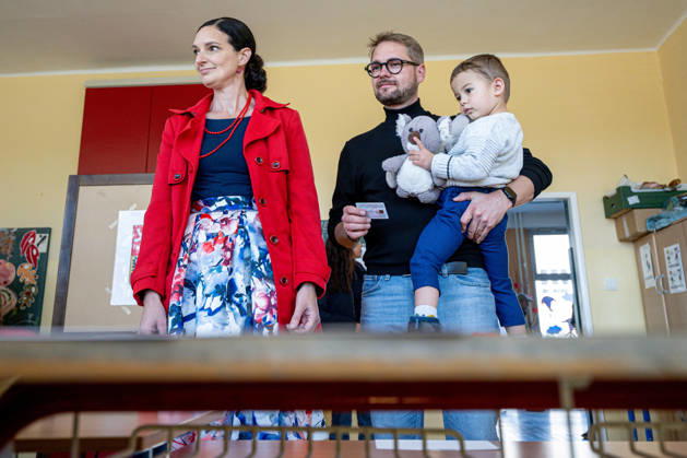 TOP 09 Chairman Matej Ondrej Havel with his family arrive to cast their vote in the second round of the Senate elections in the Hradec Kralove district, in Hradec Kralove, Hradec Kralove Region, Czech republic on October 16, 2026. (CTKxPhoto DavidxTanecek) CTKPhotoP2026101605219 CTKPhotoP2026101605219
