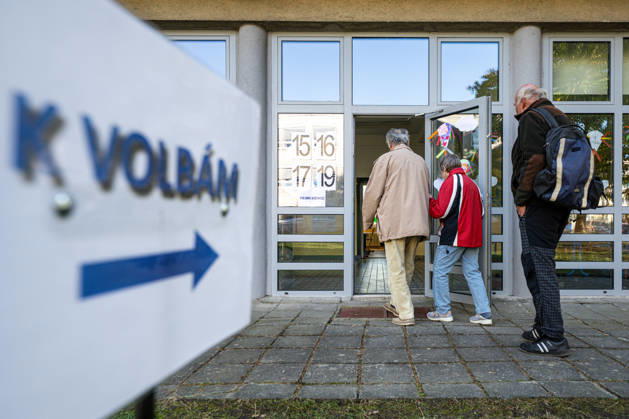 Voters arrive to cast their vote in the second round of the Senate elections in the Hradec Kralove district, in Hradec Kralove, Hradec Kralove Region, Czech republic on October 16, 2026. (CTKxPhoto DavidxTanecek) CTKPhotoP2026101605285  CTKPhotoP2026101605285