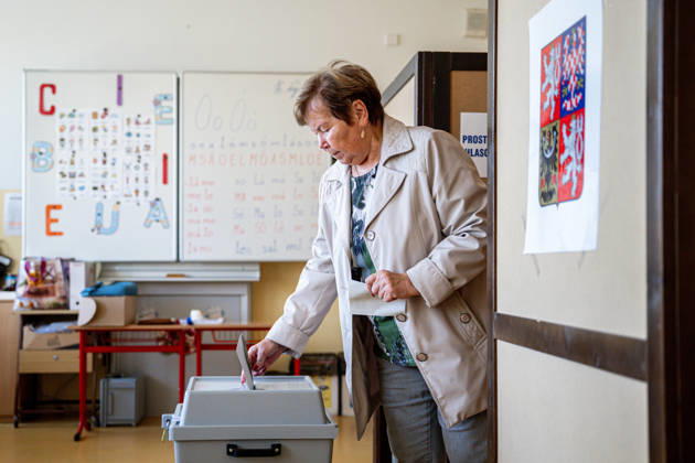A voter cast her vote in the second round of the Senate elections in the Hradec Kralove district, in Hradec Kralove, Hradec Kralove Region, Czech republic on October 16, 2026. (CTKxPhoto DavidxTanecek) CTKPhotoP2026101605348  CTKPhotoP2026101605348