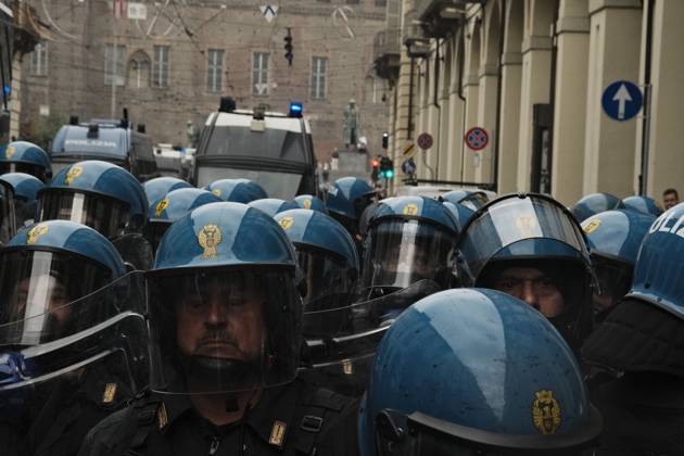 News Bilder des Tages October 16, 2026, Turin, Italy: TURIN, ITALY, OCTOBER 16, 2026: Students demonstrate against deteriorating school buildings, insufficient education funding and job insecurity, calling for greater investment in education rather than military spending. Clashes break out in Piazza Castello, where police use water cannons and charge demonstrators. Earlier along the route, teachers link arms between students and police to prevent confrontation. Turin Italy - ZUMAq101 20261016_zna_q101_118 Copyright: xJulianxNelajx