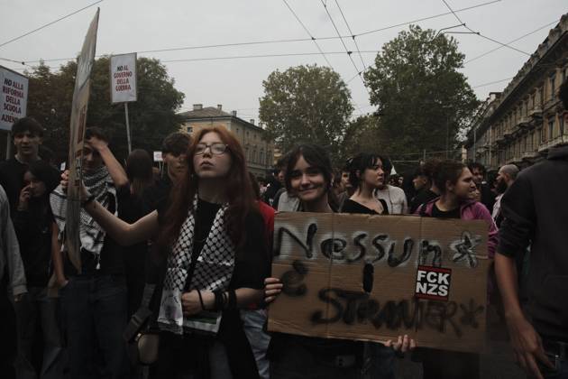 October 16, 2026, Turin, Italy: TURIN, ITALY, OCTOBER 16, 2026: Students demonstrate against deteriorating school buildings, insufficient education funding and job insecurity, calling for greater investment in education rather than military spending. Clashes break out in Piazza Castello, where police use water cannons and charge demonstrators. Earlier along the route, teachers link arms between students and police to prevent confrontation. Turin Italy - ZUMAq101 20261016_zna_q101_124 Copyright: xJulianxNelajx