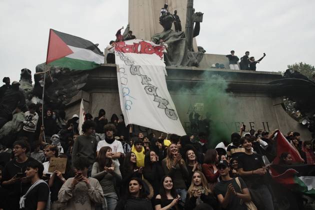 October 16, 2026, Turin, Italy: TURIN, ITALY, OCTOBER 16, 2026: Students demonstrate against deteriorating school buildings, insufficient education funding and job insecurity, calling for greater investment in education rather than military spending. Clashes break out in Piazza Castello, where police use water cannons and charge demonstrators. Earlier along the route, teachers link arms between students and police to prevent confrontation. Turin Italy - ZUMAq101 20261016_zna_q101_125 Copyright: xJulianxNelajx