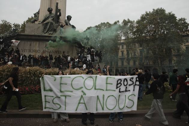 October 16, 2026, Turin, Italy: TURIN, ITALY, OCTOBER 16, 2026: Students demonstrate against deteriorating school buildings, insufficient education funding and job insecurity, calling for greater investment in education rather than military spending. Clashes break out in Piazza Castello, where police use water cannons and charge demonstrators. Earlier along the route, teachers link arms between students and police to prevent confrontation. Turin Italy - ZUMAq101 20261016_zna_q101_131 Copyright: xJulianxNelajx