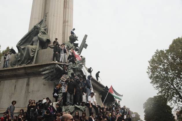 October 16, 2026, Turin, Italy: TURIN, ITALY, OCTOBER 16, 2026: Students demonstrate against deteriorating school buildings, insufficient education funding and job insecurity, calling for greater investment in education rather than military spending. Clashes break out in Piazza Castello, where police use water cannons and charge demonstrators. Earlier along the route, teachers link arms between students and police to prevent confrontation. Turin Italy - ZUMAq101 20261016_zna_q101_139 Copyright: xJulianxNelajx