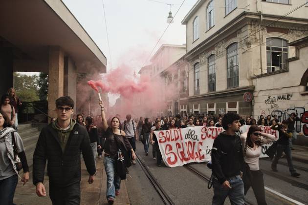 October 16, 2026, Turin, Italy: TURIN, ITALY, OCTOBER 16, 2026: Students demonstrate against deteriorating school buildings, insufficient education funding and job insecurity, calling for greater investment in education rather than military spending. Clashes break out in Piazza Castello, where police use water cannons and charge demonstrators. Earlier along the route, teachers link arms between students and police to prevent confrontation. Turin Italy - ZUMAq101 20261016_zna_q101_149 Copyright: xJulianxNelajx