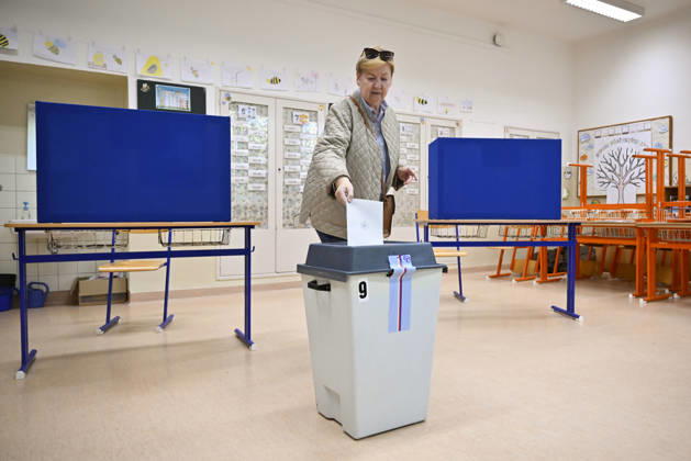 A voter cast her vote in the second round of the Senate elections in Zlin, Zlin Region, Czech republic on October 16, 2026. (CTKxPhoto DaliborxGluck) CTKPhotoP2026101605494  CTKPhotoP2026101605494
