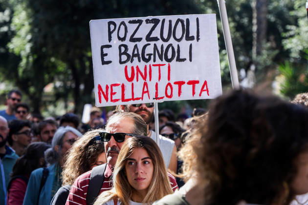 News - Environmental Protest in Bagnoli, Naples NAPLES, ITALY OCTOBER 16, 2026: Environmental activists, students and unemployed people take to the streets in the Bagnoli district of Naples to protest against the municipal administration s handling of the environmental remediation of the former Italsider steelworks site. The demonstration focuses on the ongoing redevelopment works in the area, where facilities for the 38th Louis Vuitton America s Cup, scheduled to take place in Naples in 2027, are being built. Protesters raise concerns about environmental protection, the remediation process and the impact of the project on the local community. Napoli Bagnoli Italy Copyright: xAntonioxBalascox xLiveMediax LPN_2745591