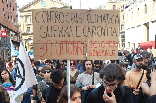 IPA89762504 - Bologna, October 16, 2026. Students and environmentalists gathered to demonstrate in support of the environment and against war on International Climate Day. Pictured is the march organized by Extinction Rebellion and Legambiente.  Copyright: xRobertoxBrancolinix xRobertoxBrancolini Ipax IPA89762504