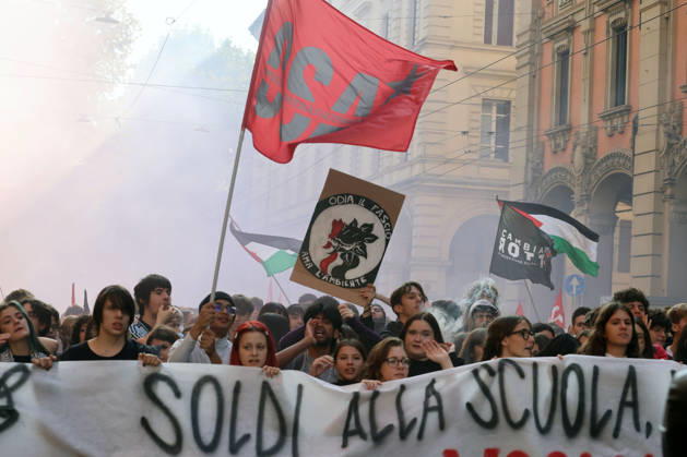 IPA89762445 - Bologna, October 16, 2026. Students and environmentalists gathered to demonstrate in support of the environment and against war on International Climate Day. Pictured is the march organized by OSA (Alternative Student Opposition) and Cambiare Rotta.  Copyright: xRobertoxBrancolinix xRobertoxBrancolini Ipax IPA89762445