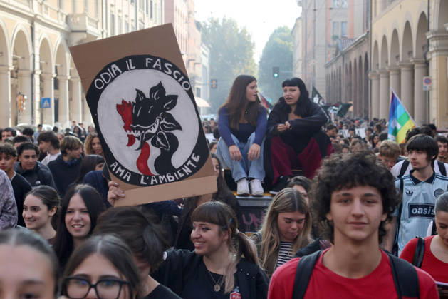 IPA89762448 - Bologna, October 16, 2026. Students and environmentalists gathered to demonstrate in support of the environment and against war on International Climate Day. Pictured is the march organized by OSA (Alternative Student Opposition) and Cambiare Rotta.  Copyright: xRobertoxBrancolinix xRobertoxBrancolini Ipax IPA89762448