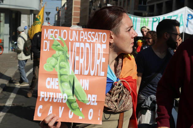 IPA89762497 - Bologna, October 16, 2026. Students and environmentalists gathered to demonstrate in support of the environment and against war on International Climate Day. Pictured is the march organized by Extinction Rebellion and Legambiente.  Copyright: xRobertoxBrancolinix xRobertoxBrancolini Ipax IPA89762497
