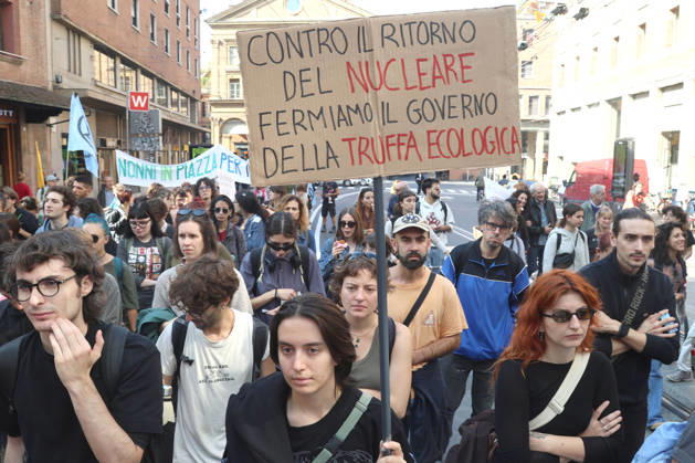 IPA89762505 - Bologna, October 16, 2026. Students and environmentalists gathered to demonstrate in support of the environment and against war on International Climate Day. Pictured is the march organized by Extinction Rebellion and Legambiente.  Copyright: xRobertoxBrancolinix xRobertoxBrancolini Ipax IPA89762505