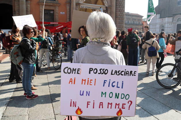 IPA89762514 - Bologna, October 16, 2026. Students and environmentalists gathered to demonstrate in support of the environment and against war on International Climate Day. Pictured is the march organized by Extinction Rebellion and Legambiente.  Copyright: xRobertoxBrancolinix xRobertoxBrancolini Ipax IPA89762514