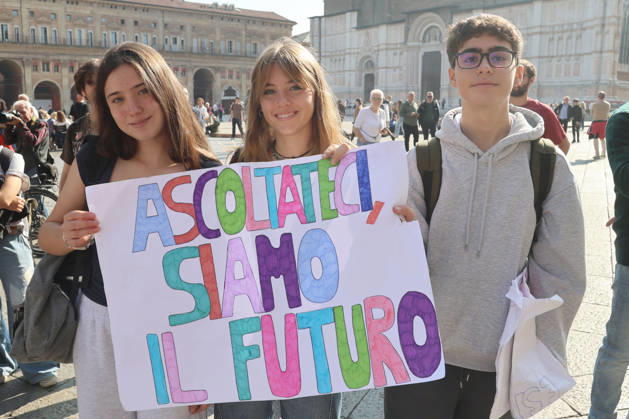 IPA89762517 - Bologna, October 16, 2026. Students and environmentalists gathered to demonstrate in support of the environment and against war on International Climate Day. Pictured is the march organized by Extinction Rebellion and Legambiente.  Copyright: xRobertoxBrancolinix xRobertoxBrancolini Ipax IPA89762517