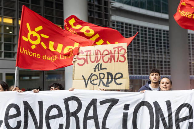IPA89762907 - Milan, October 16, 2026, Via Melchiorre Gioia, Palazzo Lombardia. Pictured: The protest by young UDU students who had set up tents at BAM Park in Porta Nuova; the demonstration in front of the Regional Government Building with smoke bombs and signs.  Copyright: xFrancescoxEnriquezx xFrancescoxEnriquezx IPA89762907