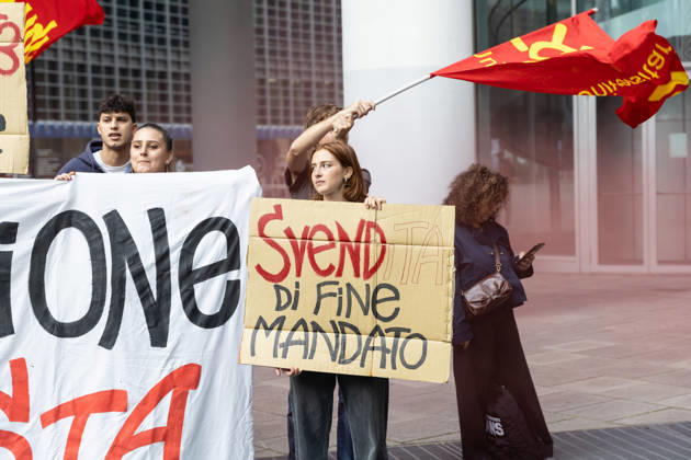 IPA89762908 - Milan, October 16, 2026, Via Melchiorre Gioia, Palazzo Lombardia: A photo of the protest by young UDU students who had set up tents at BAM Park in Porta Nuova: The demonstration in front of the Regional Government Building, featuring smoke bombs and signs  Copyright: xFrancescoxEnriquezx xFrancescoxEnriquezx IPA89762908