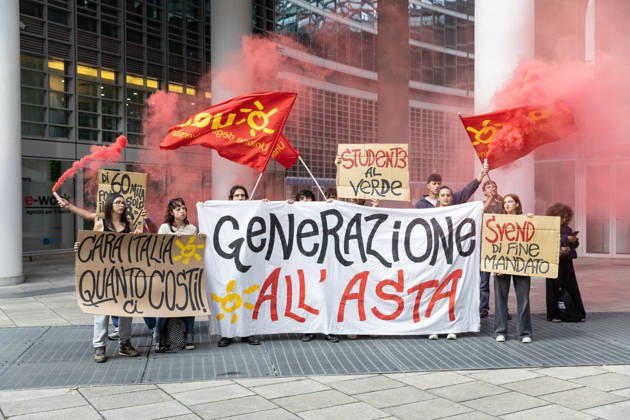 IPA89762911 - Milan, October 16, 2026, Via Melchiorre Gioia, Palazzo Lombardia. Pictured: The protest by young UDU students who had set up tents at BAM Park in Porta Nuova; the demonstration in front of the Regional Government Building with smoke bombs and signs.  Copyright: xFrancescoxEnriquezx xFrancescoxEnriquezx IPA89762911