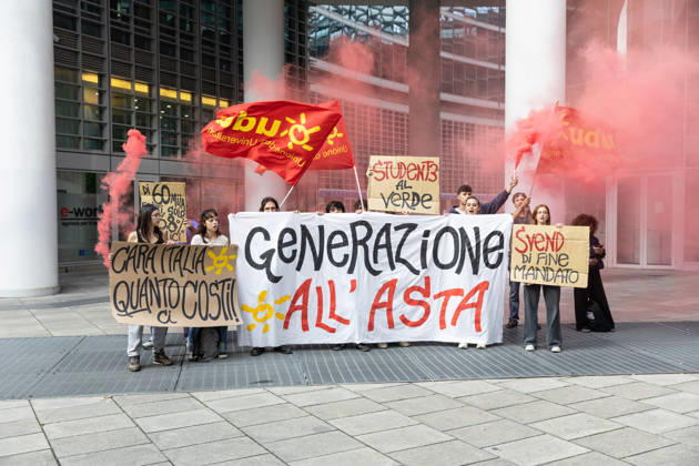 IPA89762912 - Milan, October 16, 2026, Via Melchiorre Gioia, Palazzo Lombardia. Pictured: The protest by young UDU students who had set up tents at BAM Park in Porta Nuova; the demonstration in front of the Regional Government Building with smoke bombs and signs.  Copyright: xFrancescoxEnriquezx xFrancescoxEnriquezx IPA89762912