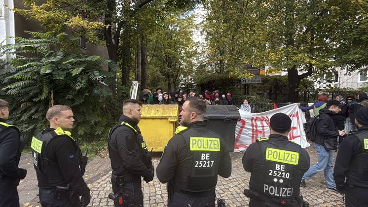 News Bilder des Tages German high school students block Berlin schools to protest conscription and back French student movement BERLIN, GERMANY - OCTOBER 16: Police take security measures as students set up barricades using trash bins outside Andreas High School (Andreas-Gymnasium) in the Friedrichshain district of Berlin, Germany on October 16, 2026. High school students across three schools in the capital staged demonstrations against proposed military conscription plans and educational funding cuts, expressing solidarity with ongoing high school protest movements in France. Erbil Basay Anadolu Berlin Germany. Editorial use only. Please get in touch for any other usage.  Copyright: x2026xAnadoluxErbilxBasayx