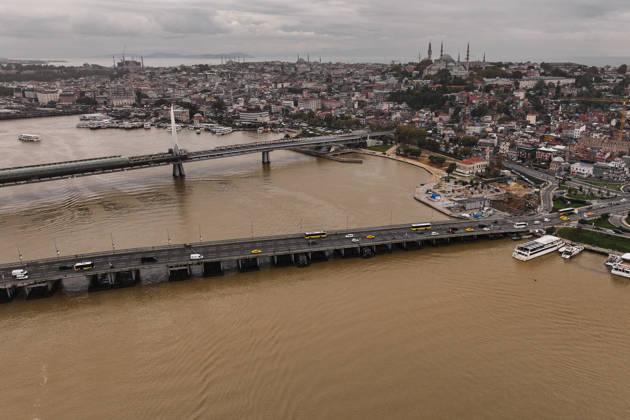 Torrential rain changes sea color to brown along Istanbul Strait and Golden Horn shores ISTANBUL, TURKIYE - OCTOBER 16: The waters along the shores of the Istanbul Strait and the Golden Horn (Halic) display a murky brown color in Istanbul, Turkiye, on October 16, 2026. Following heavy downpours across the metropolis, massive volumes of mud, soil sediment, and surface runoff washed through urban storm drains into the surrounding waterways, heavily discoloring coastal marine areas. Hakan Akgun Anadolu Istanbul Turkey. Editorial use only. Please get in touch for any other usage.  Copyright: x2026xAnadoluxHakanxAkgunx