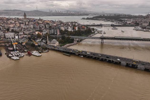 Torrential rain changes sea color to brown along Istanbul Strait and Golden Horn shores ISTANBUL, TURKIYE - OCTOBER 16: The waters along the shores of the Istanbul Strait and the Golden Horn (Halic) display a murky brown color in Istanbul, Turkiye, on October 16, 2026. Following heavy downpours across the metropolis, massive volumes of mud, soil sediment, and surface runoff washed through urban storm drains into the surrounding waterways, heavily discoloring coastal marine areas. Hakan Akgun Anadolu Istanbul Turkey. Editorial use only. Please get in touch for any other usage.  Copyright: x2026xAnadoluxHakanxAkgunx