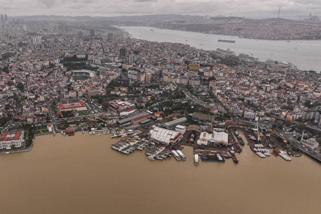 Torrential rain changes sea color to brown along Istanbul Strait and Golden Horn shores ISTANBUL, TURKIYE - OCTOBER 16: The waters along the shores of the Istanbul Strait and the Golden Horn (Halic) display a murky brown color in Istanbul, Turkiye, on October 16, 2026. Following heavy downpours across the metropolis, massive volumes of mud, soil sediment, and surface runoff washed through urban storm drains into the surrounding waterways, heavily discoloring coastal marine areas. Hakan Akgun Anadolu Istanbul Turkey. Editorial use only. Please get in touch for any other usage.  Copyright: x2026xAnadoluxHakanxAkgunx