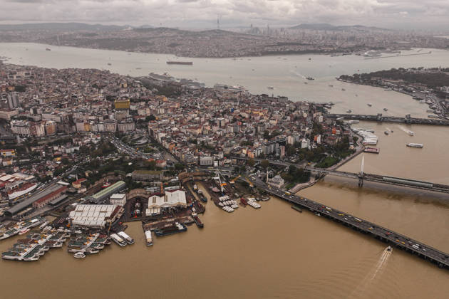 Torrential rain changes sea color to brown along Istanbul Strait and Golden Horn shores ISTANBUL, TURKIYE - OCTOBER 16: The waters along the shores of the Istanbul Strait and the Golden Horn (Halic) display a murky brown color in Istanbul, Turkiye, on October 16, 2026. Following heavy downpours across the metropolis, massive volumes of mud, soil sediment, and surface runoff washed through urban storm drains into the surrounding waterways, heavily discoloring coastal marine areas. Hakan Akgun Anadolu Istanbul Turkey. Editorial use only. Please get in touch for any other usage.  Copyright: x2026xAnadoluxHakanxAkgunx