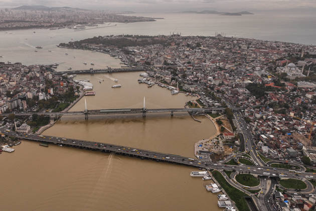 Torrential rain changes sea color to brown along Istanbul Strait and Golden Horn shores ISTANBUL, TURKIYE - OCTOBER 16: The waters along the shores of the Istanbul Strait and the Golden Horn (Halic) display a murky brown color in Istanbul, Turkiye, on October 16, 2026. Following heavy downpours across the metropolis, massive volumes of mud, soil sediment, and surface runoff washed through urban storm drains into the surrounding waterways, heavily discoloring coastal marine areas. Hakan Akgun Anadolu Istanbul Turkey. Editorial use only. Please get in touch for any other usage.  Copyright: x2026xAnadoluxHakanxAkgunx