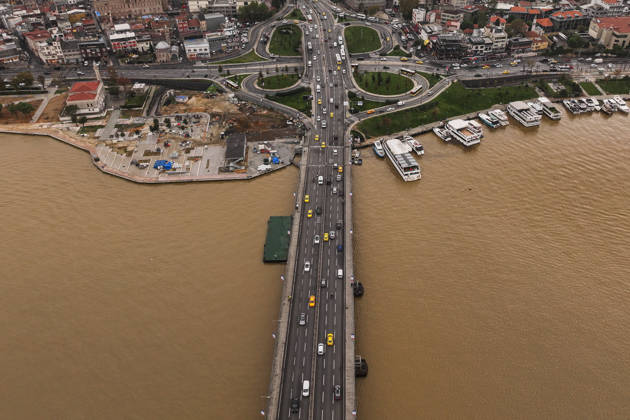 Torrential rain changes sea color to brown along Istanbul Strait and Golden Horn shores ISTANBUL, TURKIYE - OCTOBER 16: The waters along the shores of the Istanbul Strait and the Golden Horn (Halic) display a murky brown color in Istanbul, Turkiye, on October 16, 2026. Following heavy downpours across the metropolis, massive volumes of mud, soil sediment, and surface runoff washed through urban storm drains into the surrounding waterways, heavily discoloring coastal marine areas. Hakan Akgun Anadolu Istanbul Turkey. Editorial use only. Please get in touch for any other usage.  Copyright: x2026xAnadoluxHakanxAkgunx