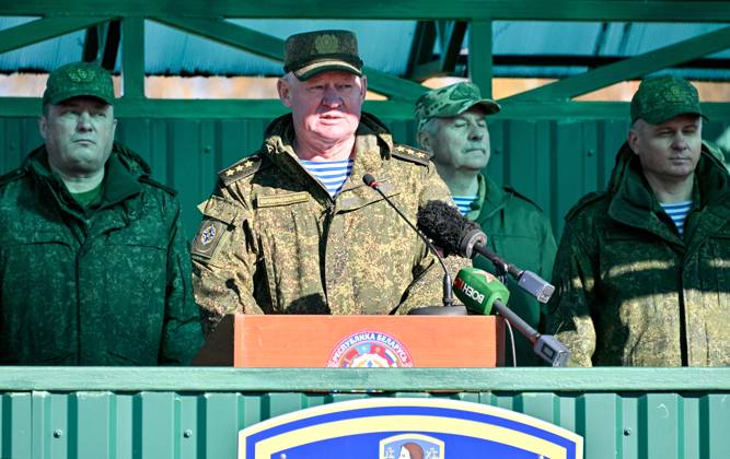 Belarus CSTO Drills 9265917 16.10.2026 Chief of the CSTO Joint Staff, Colonel General Andrei Serdyukov speaks during the awarding ceremony following the command-and-staff exercise with the CSTO peacekeeping forces Indestructible Brotherhood-2026 at the Losvido training ground in Vitebsk Region, Belarus. Viktor Tolochko Sputnik Vitebsk region Belarus  Copyright: xViktorxTolochkox