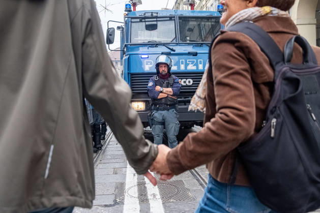 Reportage - Student strike in Turin Some people form a human chain to prevent the police from attacking the protesters during Student strike in Turin, Reportage in Turin, Italy, October 16 2026 Turin City of Turin Italy Copyright: xCamillaxBaronettox xLiveMediax LPN_2746375