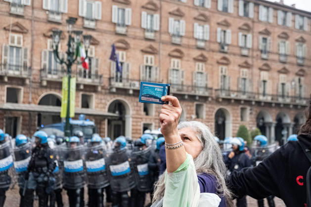 Reportage - Student strike in Turin A woman shows her ID badge as she forms a human chain to protect the students from the police during Student strike in Turin, Reportage in Turin, Italy, October 16 2026 Turin City of Turin Italy Copyright: xCamillaxBaronettox xLiveMediax LPN_2746381