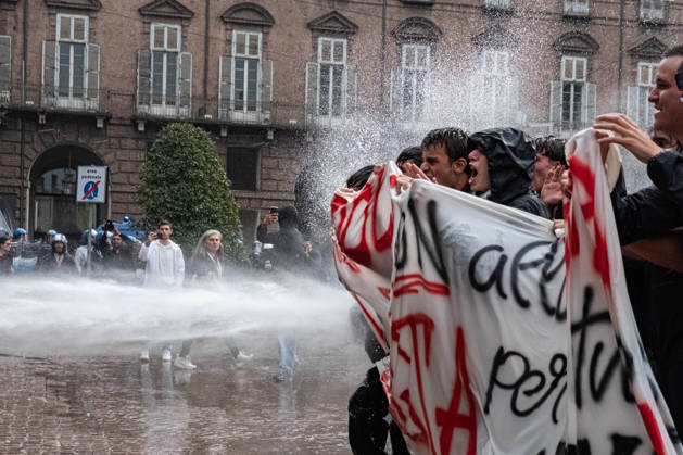 Reportage - Student strike in Turin Police turn on the water cannon against protesters in Piazza Castello during Student strike in Turin, Reportage in Turin, Italy, October 16 2026 Turin City of Turin Italy Copyright: xCamillaxBaronettox xLiveMediax LPN_2746383