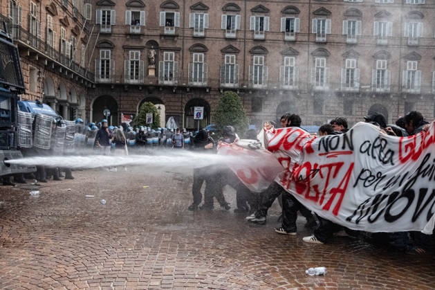 Reportage - Student strike in Turin Police turn on the water cannon against protesters in Piazza Castello during Student strike in Turin, Reportage in Turin, Italy, October 16 2026 Turin City of Turin Italy Copyright: xCamillaxBaronettox xLiveMediax LPN_2746385