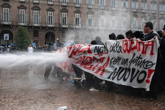 Reportage - Student strike in Turin Police turn on the water cannon against protesters in Piazza Castello during Student strike in Turin, Reportage in Turin, Italy, October 16 2026 Turin City of Turin Italy Copyright: xCamillaxBaronettox xLiveMediax LPN_2746386
