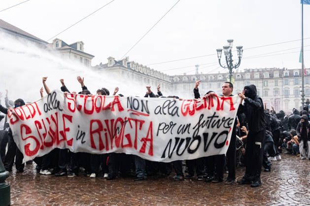 Reportage - Student strike in Turin Police turn on the water cannon against protesters in Piazza Castello during Student strike in Turin, Reportage in Turin, Italy, October 16 2026 Turin City of Turin Italy Copyright: xCamillaxBaronettox xLiveMediax LPN_2746387