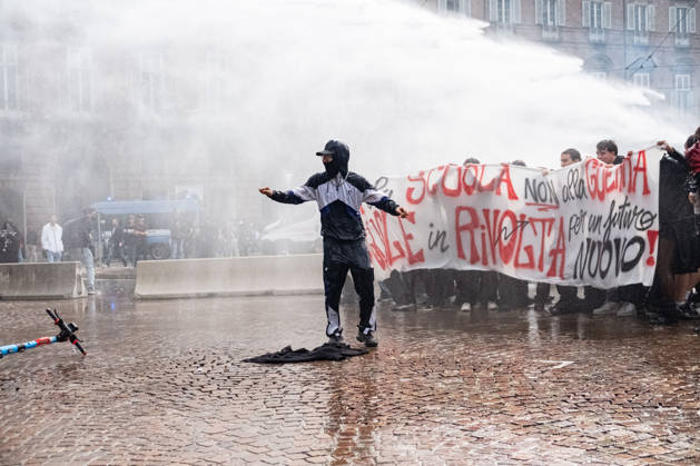 Reportage - Student strike in Turin Police turn on the water cannon against protesters in Piazza Castello during Student strike in Turin, Reportage in Turin, Italy, October 16 2026 Turin City of Turin Italy Copyright: xCamillaxBaronettox xLiveMediax LPN_2746389