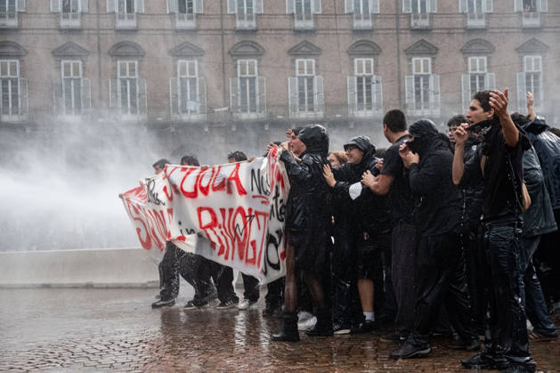 Reportage - Student strike in Turin Police turn on the water cannon against protesters in Piazza Castello during Student strike in Turin, Reportage in Turin, Italy, October 16 2026 Turin City of Turin Italy Copyright: xCamillaxBaronettox xLiveMediax LPN_2746391