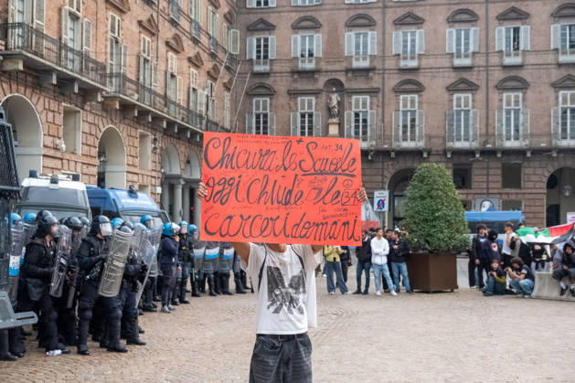 Reportage - Student strike in Turin A protester holding a sign in front of the police during Student strike in Turin, Reportage in Turin, Italy, October 16 2026 Turin City of Turin Italy Copyright: xCamillaxBaronettox xLiveMediax LPN_2746394