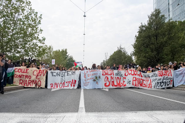 Reportage - Student strike in Turin The march being blocked by police in front of the Porta Susa station during Student strike in Turin, Reportage in Turin, Italy, October 16 2026 Turin City of Turin Italy Copyright: xCamillaxBaronettox xLiveMediax LPN_2746411