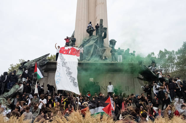 Reportage - Student strike in Turin Students climb onto the statue on Corso Vittorio Emanuele II during Student strike in Turin, Reportage in Turin, Italy, October 16 2026 Turin City of Turin Italy Copyright: xCamillaxBaronettox xLiveMediax LPN_2746414