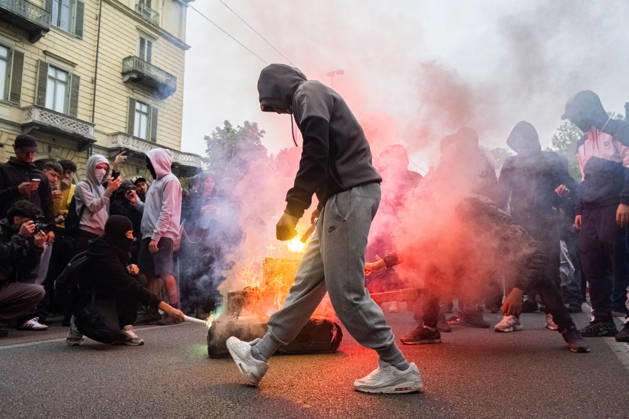 Reportage - Student strike in Turin The paper tank, a symbol of the students opposition to the war, is set on fire during Student strike in Turin, Reportage in Turin, Italy, October 16 2026 Turin City of Turin Italy Copyright: xCamillaxBaronettox xLiveMediax LPN_2746423