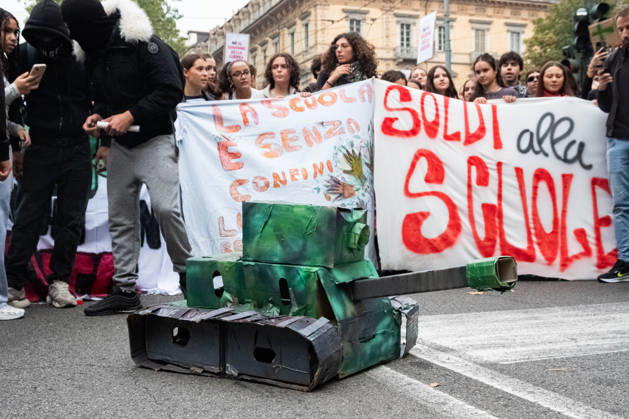 Reportage - Student strike in Turin A paper tank in front of the parade during Student strike in Turin, Reportage in Turin, Italy, October 16 2026 Turin City of Turin Italy Copyright: xCamillaxBaronettox xLiveMediax LPN_2746426